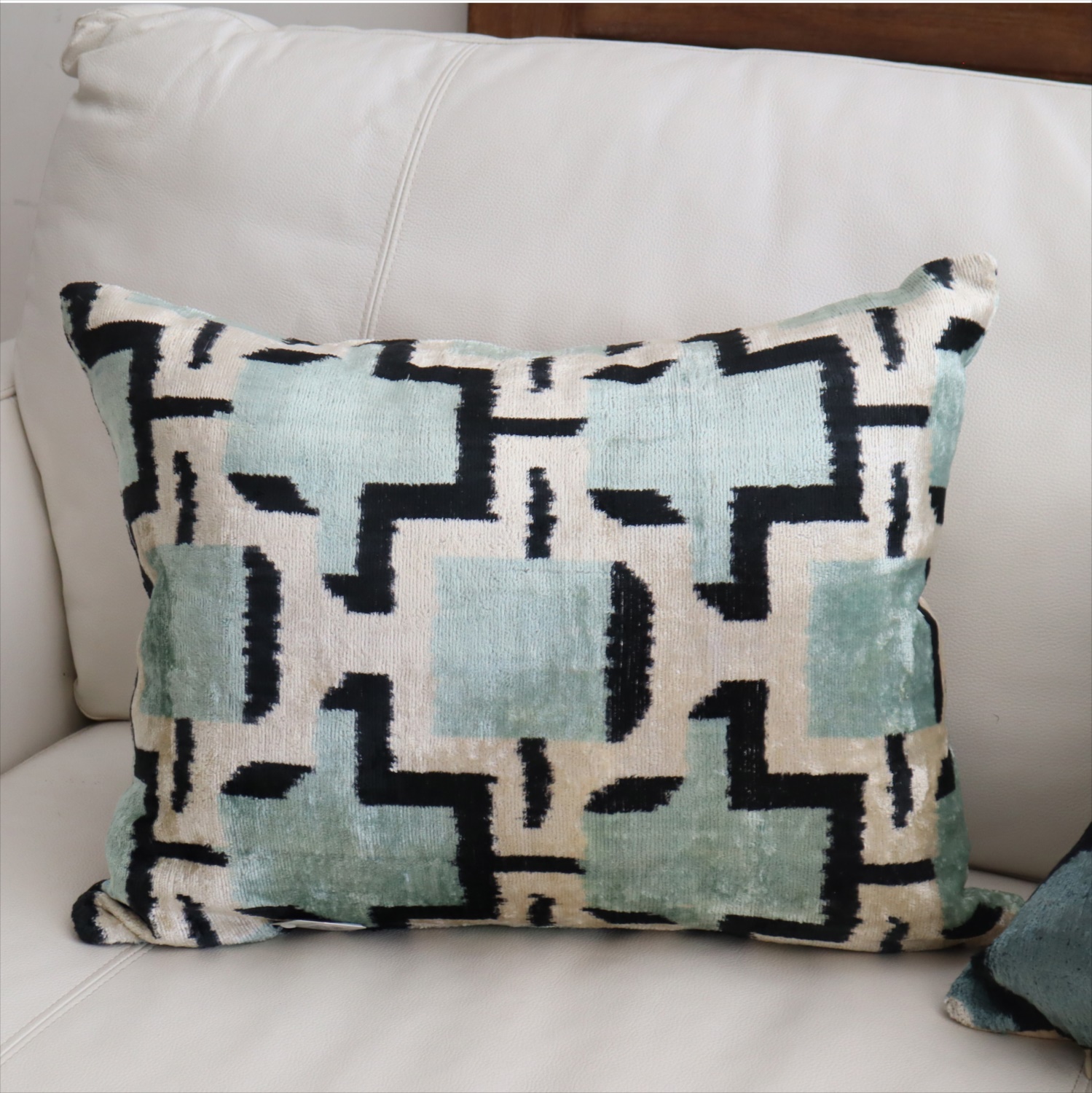 アトラス ベルベットイカットクッションカバー　両面シルク パズルのような幾何学モチーフ　ペールブルー Silk Velvet Cushion - Double-Sided Design