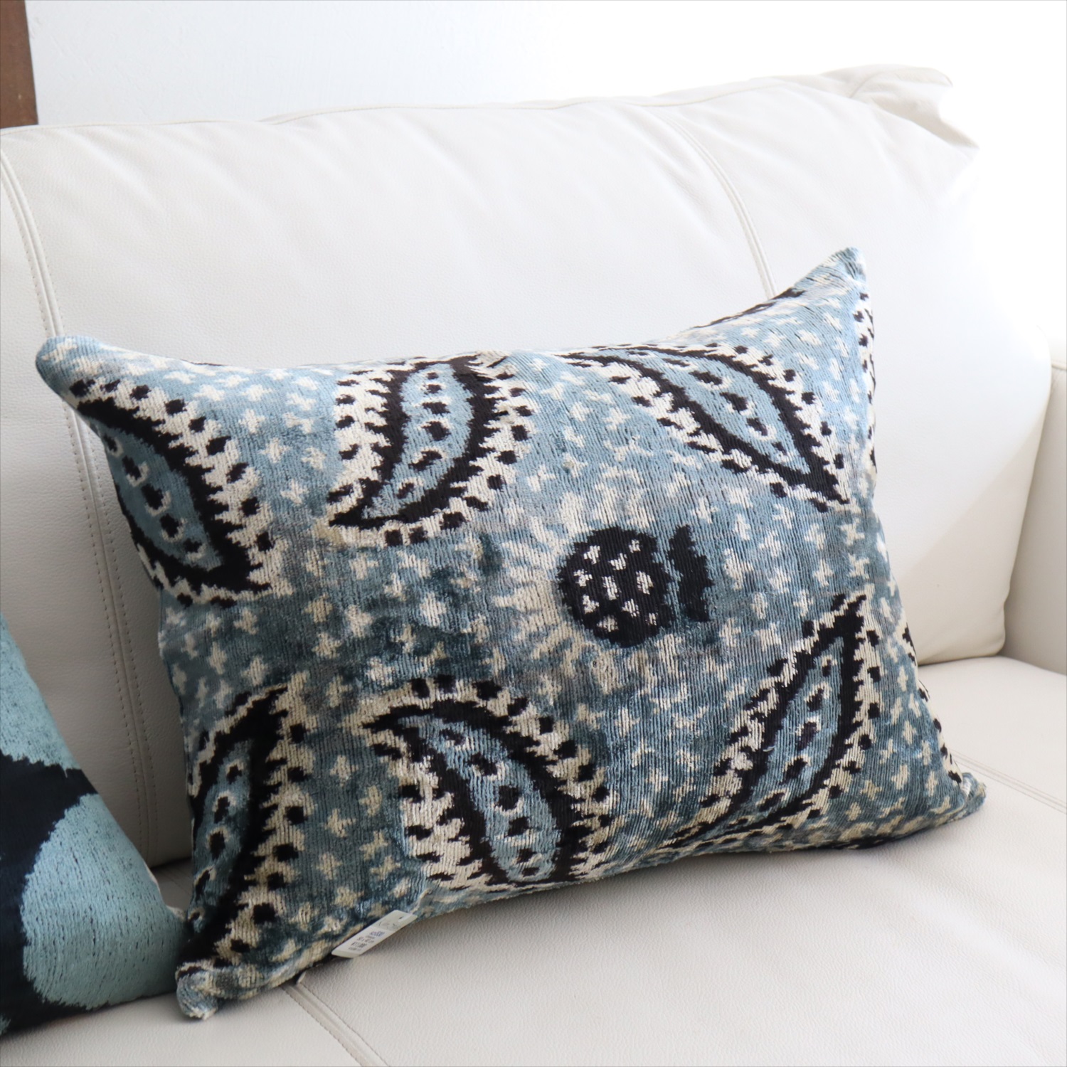 アトラス ベルベットイカットクッションカバー　両面シルク ペイズリー　グレー Silk Velvet Cushion - Double-Sided Design