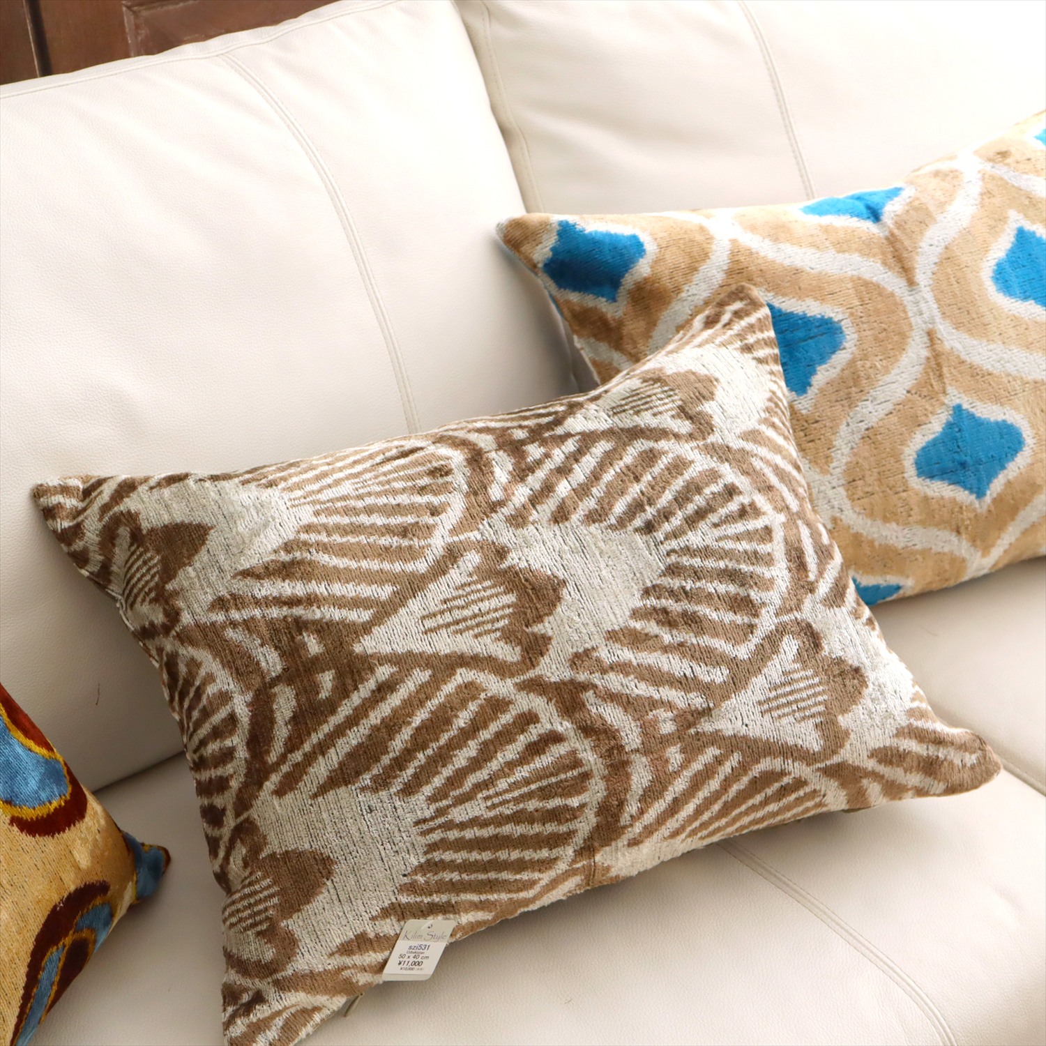 アトラス ベルベットイカットクッションカバー　両面シルク 扇　羽　ブラウン Silk Velvet Cushion - Double-Sided Design
