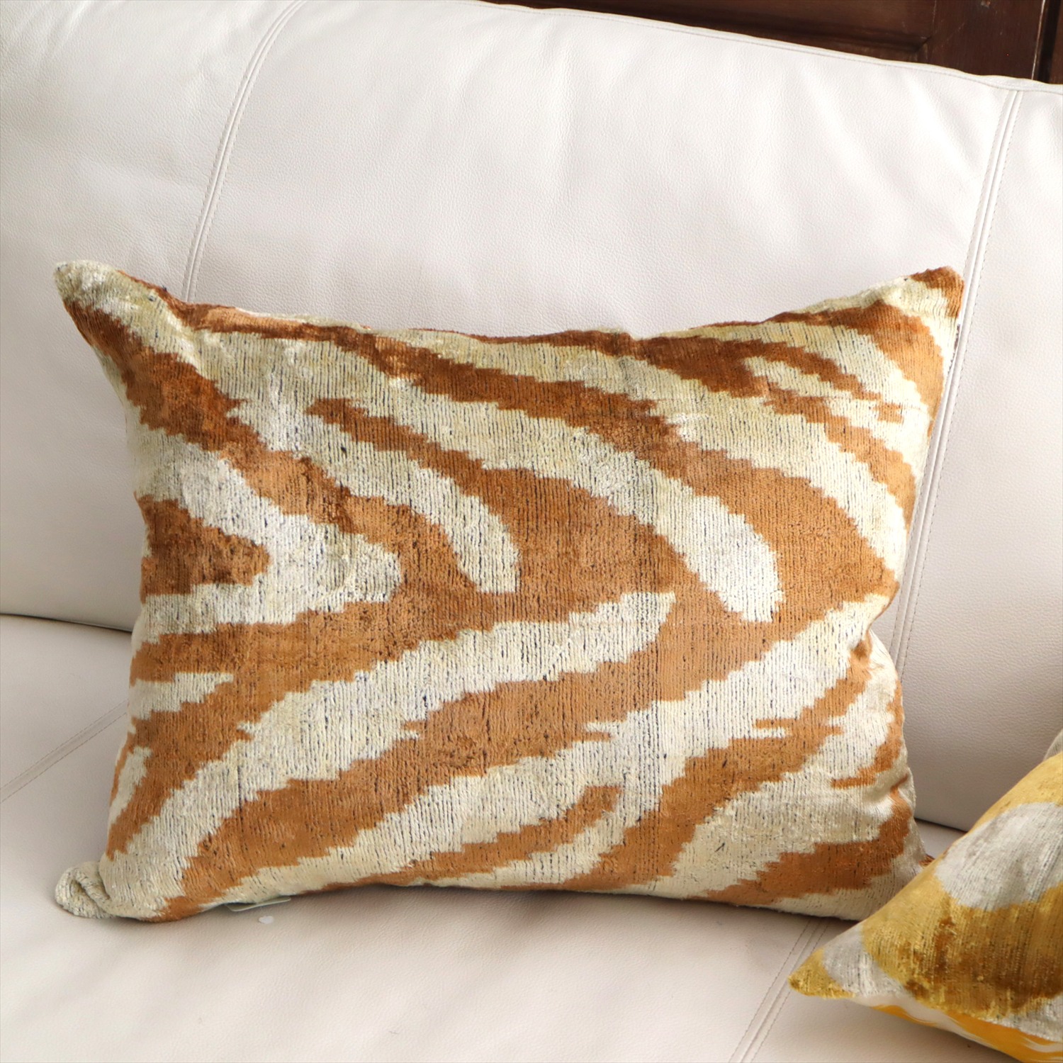 アトラス ベルベットイカットクッションカバー　両面シルク ゼブラ柄　ブラウン Silk Velvet Cushion - Double-Sided Design