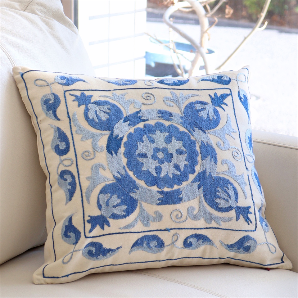 スザンニ クッションカバー/シルクの手刺繍 44×40cm　ブルーの花とザクロ