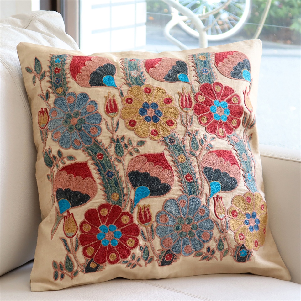 シルクの手刺繍 スザンニクッションカバー47×45cm 花と蕾