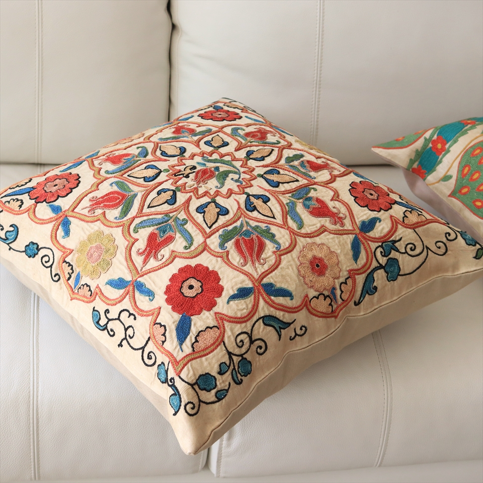 スザンニクッションカバー/Suzani49×48cm シルクの細かな刺繍 ベージュ 重なる花模様 ガラタバザール