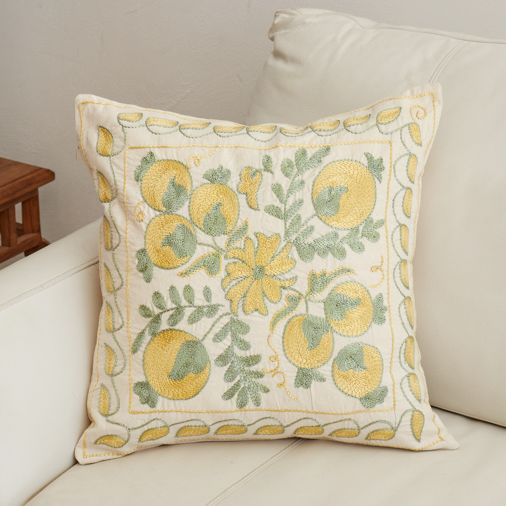 スザンニ刺繍 クッションカバー43×44cm ウズベキスタン　Suzani スザニ　ザクロの実