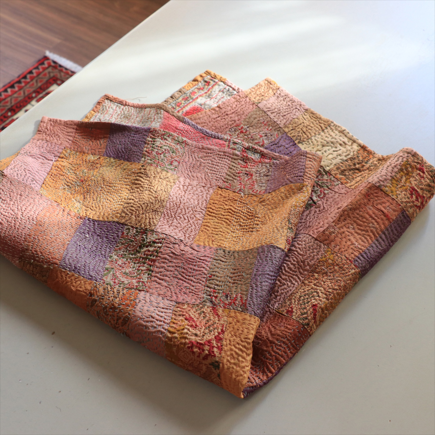 カンタ刺繍 シルク ミニクロス60×59cm<br>パッチワーク ベージュグラデーション　両面リバーシブル