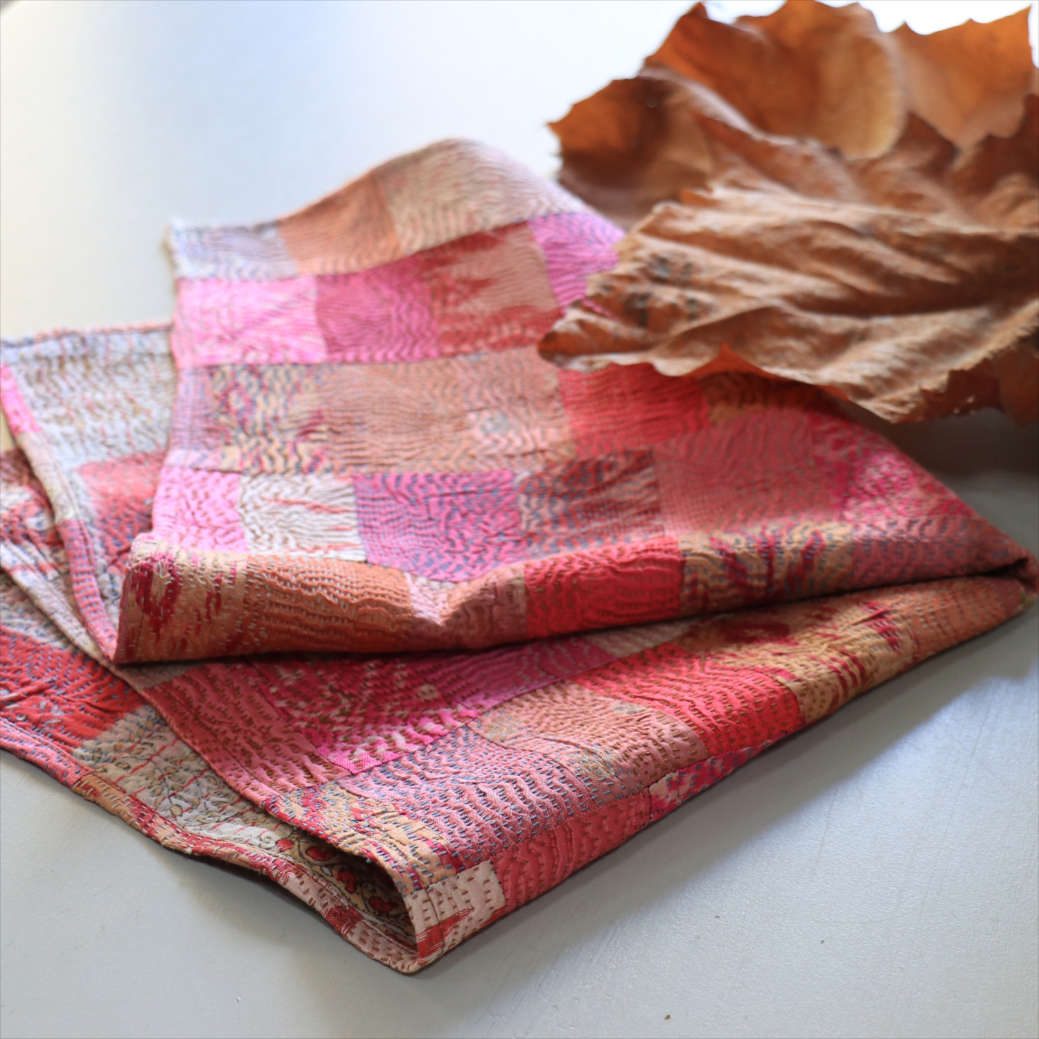 カンタ刺繍 シルク ミニクロス61×55cm<br>パッチワーク ピンクグラデーション　両面リバーシブル