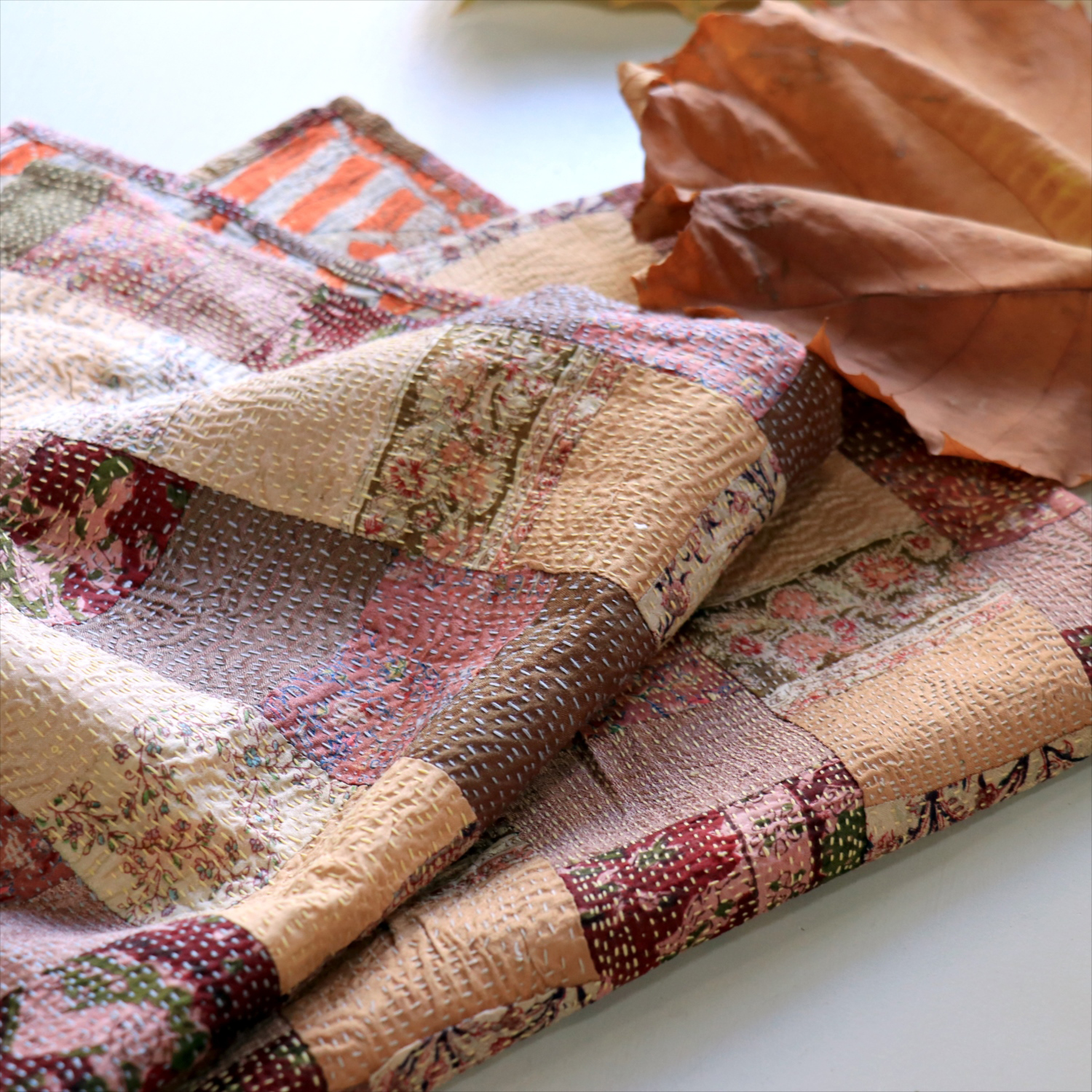 カンタ刺繍 シルク ミニクロス65×60cm<br>パッチワーク モーブ＆ベージュ　両面リバーシブル