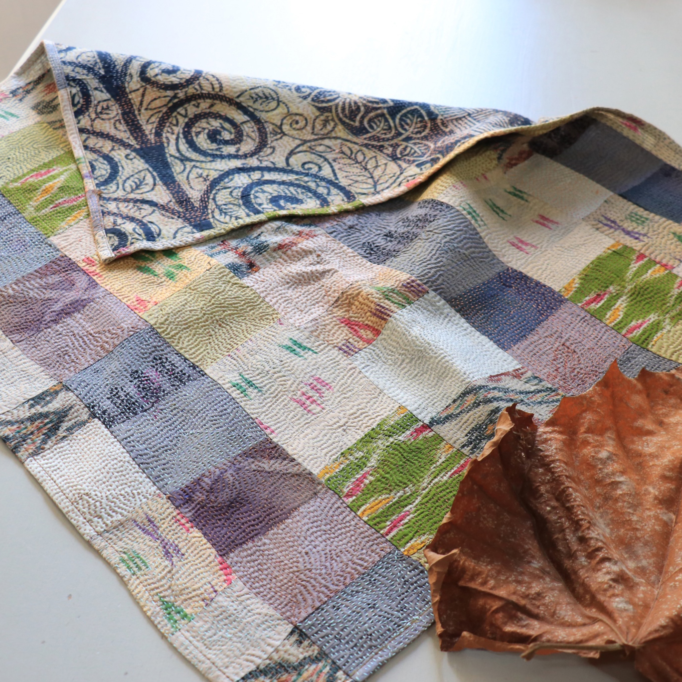 カンタ刺繍 シルク ミニクロス60×52cm<br>パッチワーク グレー＆グリーン　両面リバーシブル