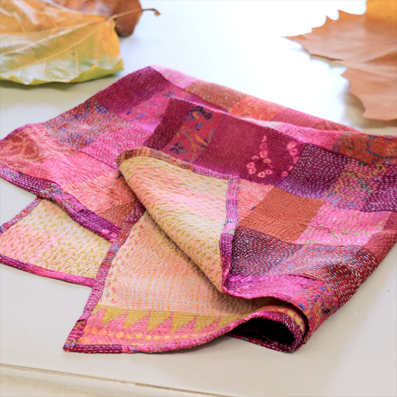 カンタ刺繍 シルク ミニクロス58×57cm<br>パッチワーク ピンクグラデーション　両面リバーシブル