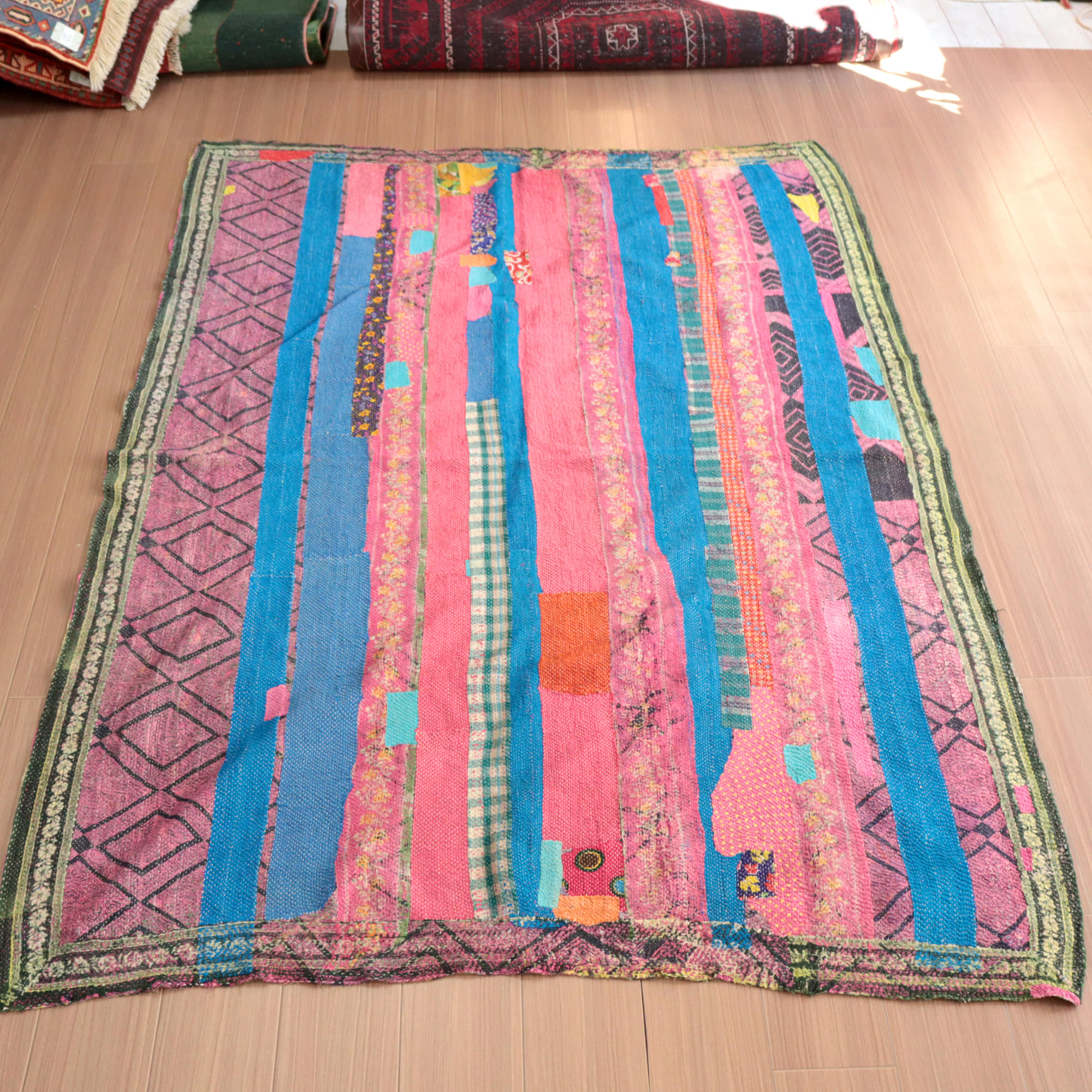 カンタ刺繍　ラリーキルト　インドの古布200×144cm ピンク　ブルー　表面の擦り切れ
