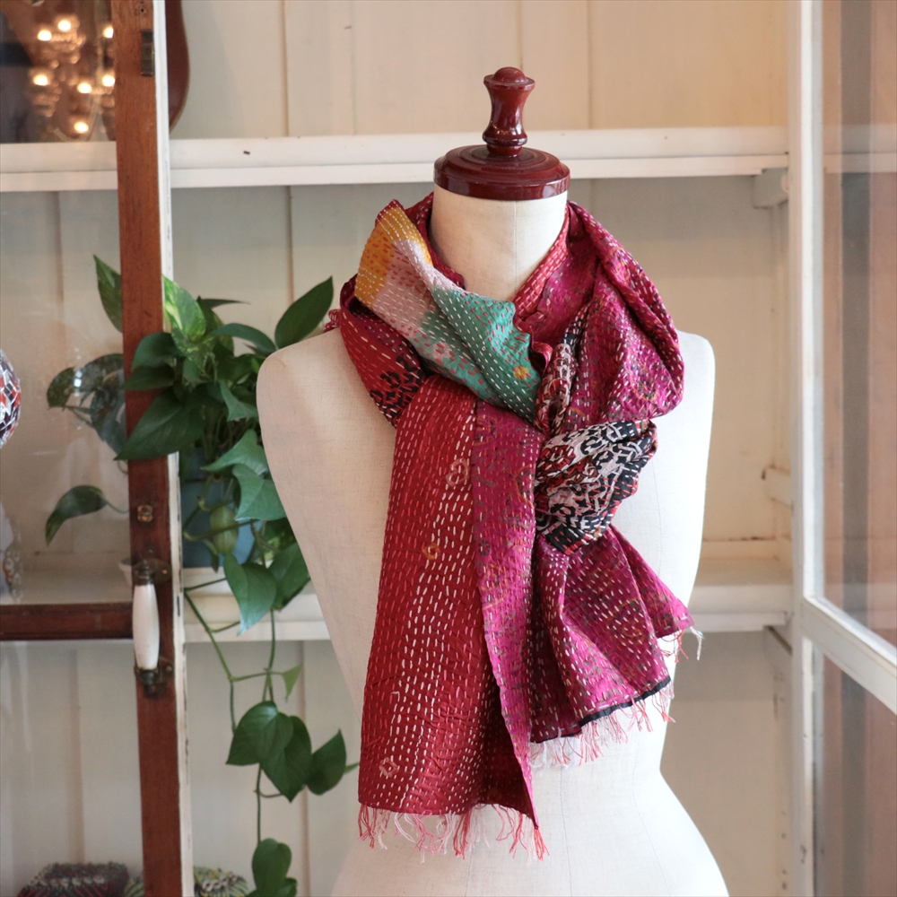 カンタ刺繍 シルクストール Kantha embroidery, India 刺し子<br>赤・黄・グリーンのグラデーション