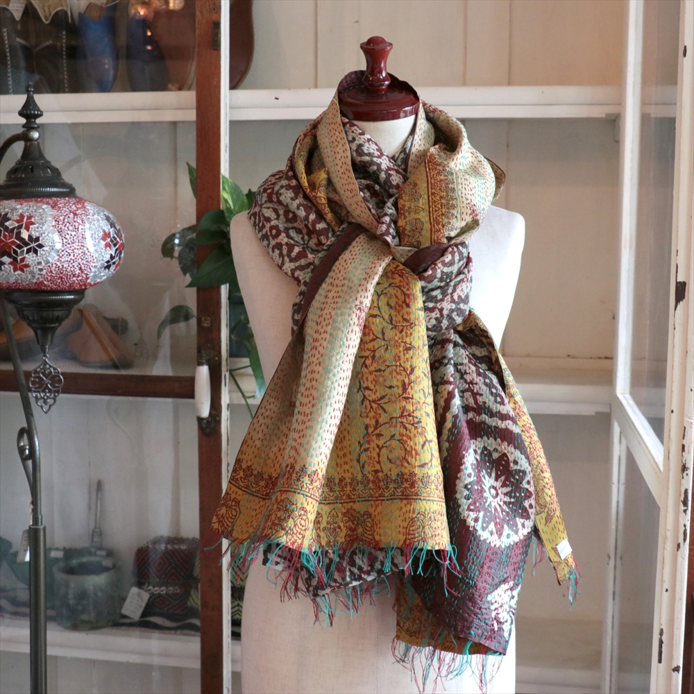 カンタ刺繍 シルクストール Kantha embroidery, India 刺し子<br>踊る女性と大胆なブラウンモチーフ