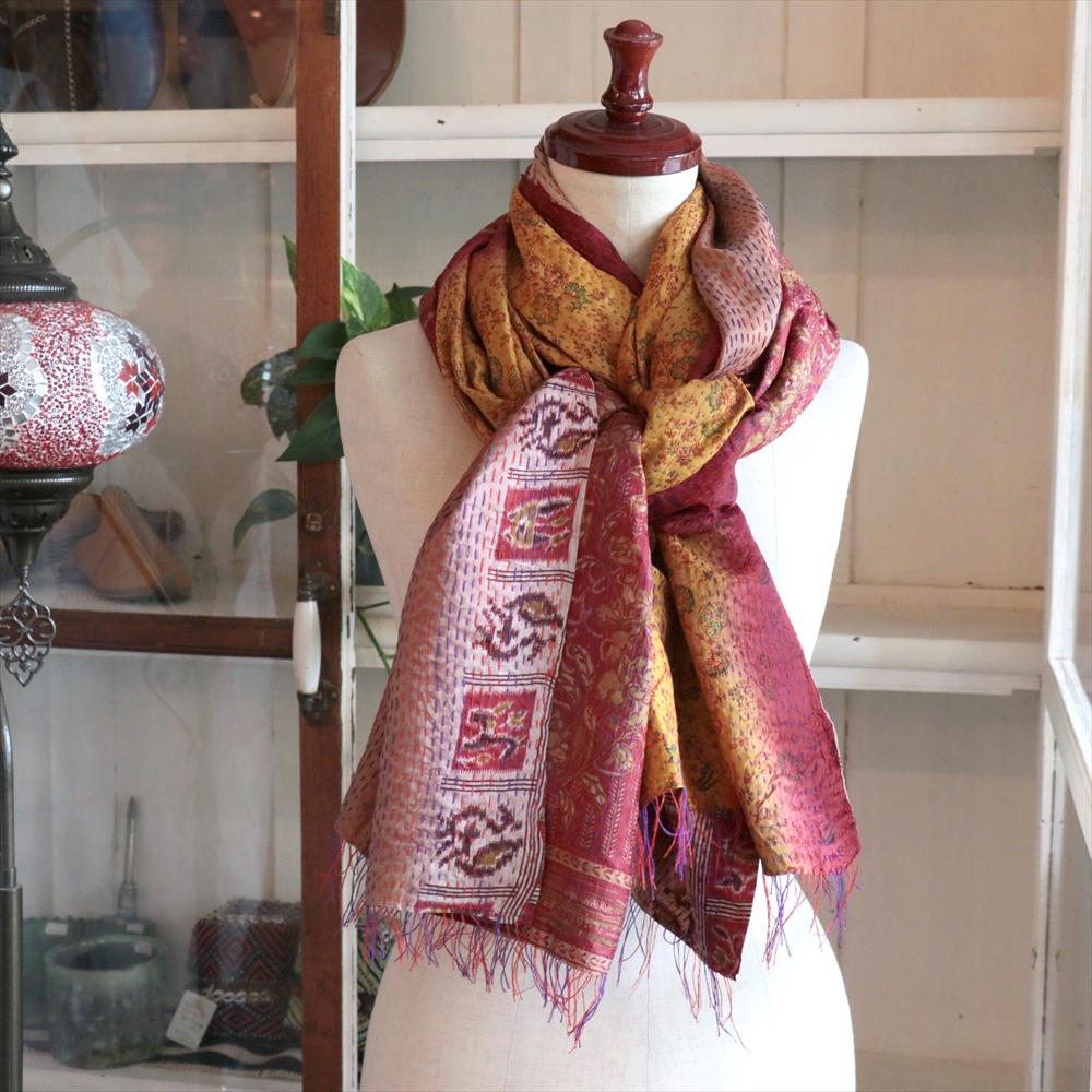 カンタ刺繍 シルクストール Kantha embroidery, India 刺し子<br>からし色～深紅の花柄グラデーション