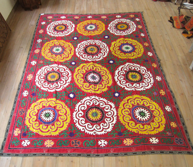 スザニ　ウズベキスタンの刺繍布・オールドスザンニ261×191cm 小豆色に白と黄色の１２の大輪