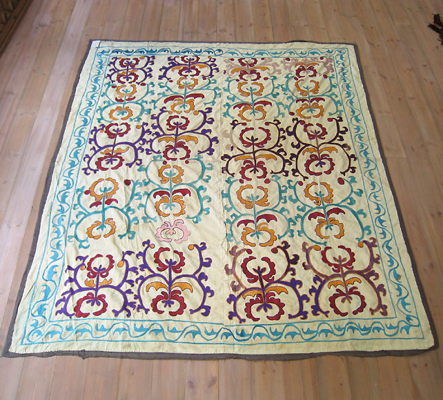 スザニ　ウズベキスタンの刺繍布・オールドスザンニ179×155cm クリーム地にグリーンと紫の花