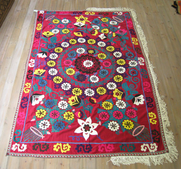 スザニ　ウズベキスタンの刺繍布・オールドスザンニ222×146cm 花束に囲まれた大輪・１９７３年