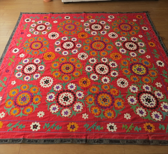 ウズベキスタンの刺繍布オールドスザンニ228×224cm 鮮やかな赤/白と山吹色の16のお花