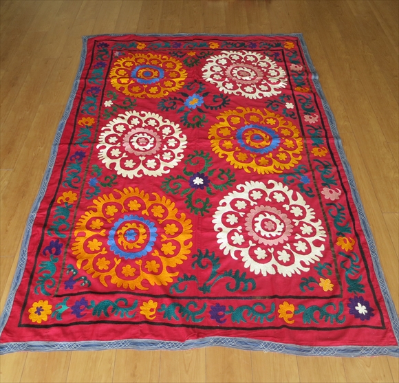 ウズベキスタンの刺繍布オールドスザンニ196×135cm 紫がかった小豆色の地/ブラック＆ホワイト・6つのお花