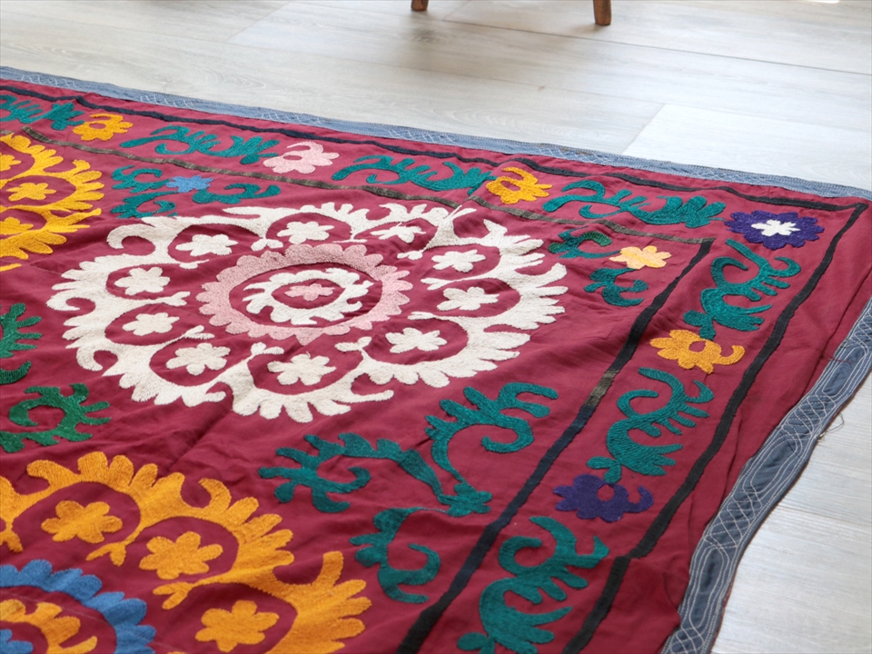 ウズベキスタンの刺繍布オールドスザンニ196×135cm 紫がかった小豆色の地/ブラック＆ホワイト・6つのお花 / ガラタバザール