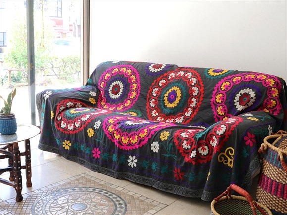 ウズベキスタンの刺繍布・オールドスザンニ(suzani)グレーの地/レッド&ピンク・9つの大輪の花