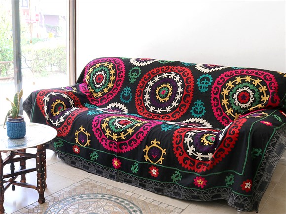 ウズベキスタンの刺繍布オールドスザンニ(suzani)黒いコットンの地/赤とピンクの花モチーフ
