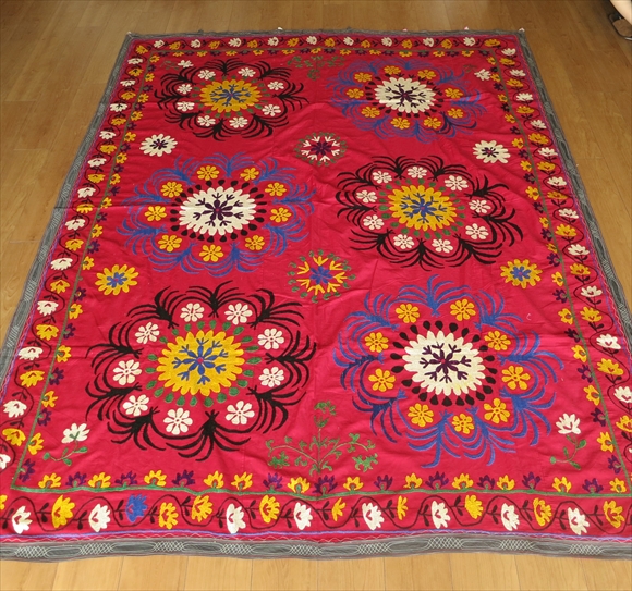 ウズベキスタンの刺繍布オールドスザンニ223×180cm 赤色の地/黒と青紫のの花びら・6つのお花
