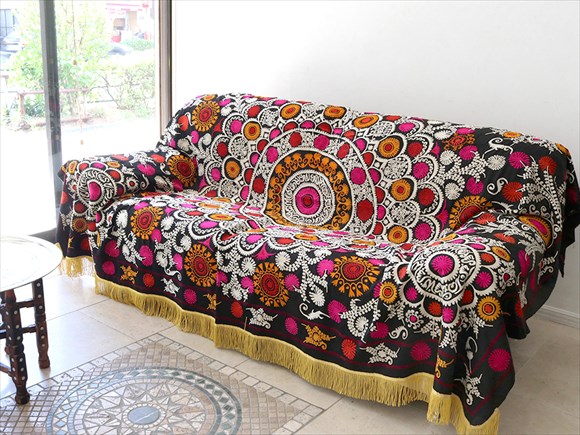 ウズベキスタンの刺繍布オールドスザンニ(suzani)黒地に白い大輪の花/緻密で繊細な刺繍