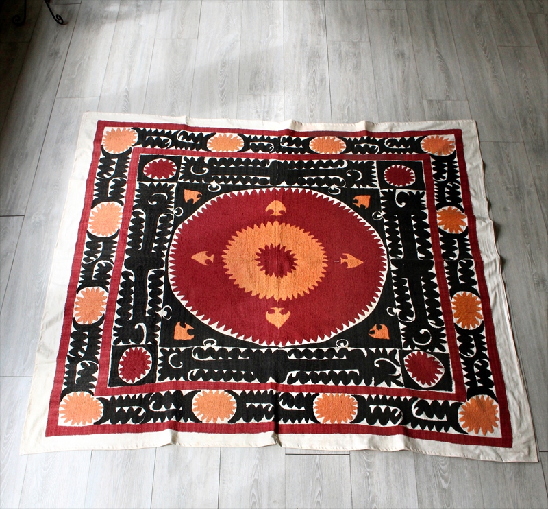 ウズベキスタンの刺繍布スザンニ152×131cm サマルカンドのえんじ色の大輪