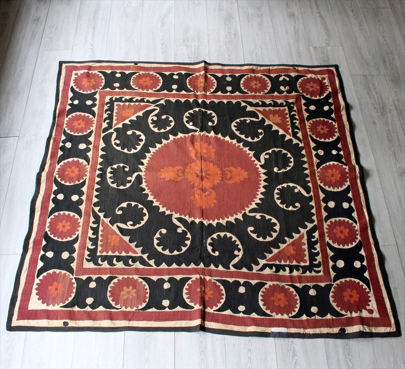 ウズベキスタンの刺繍布スザンニ150×144cm 赤と黒の太陽/サマルカンド