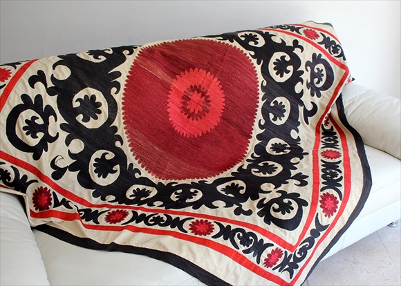 オールドスザンニ　ウズベキスタンの刺繍布　Uzbekistan Suzani163×166cm 赤と黒の太陽/サマルカンド