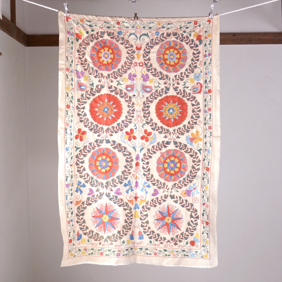 ウズベキスタン・スザンニ刺繍布　アンティークデザインピンクとオレンジの大輪の花