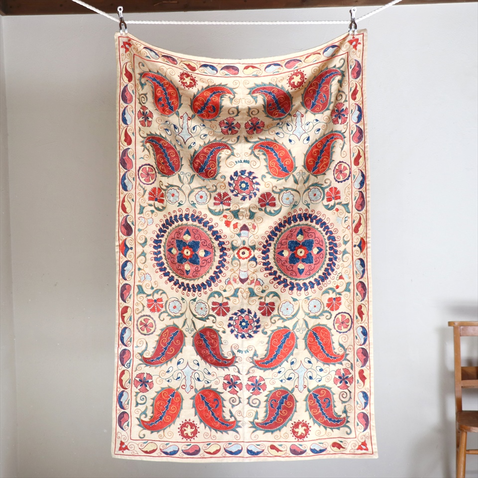 Suzani, Uzbekistan Suzani スザンニ刺繍・アンティークリプロダクション２つの太陽・赤い木の葉/ウズベキスタン・シルク刺繍