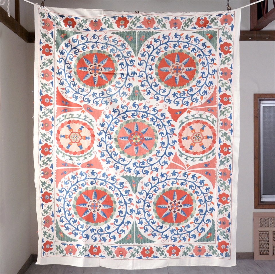 スザンニ刺繍・アンティークデザインリプロダクション Suzani, Uzbekistan Suzani, Embroidary, 太陽のような大きな花
