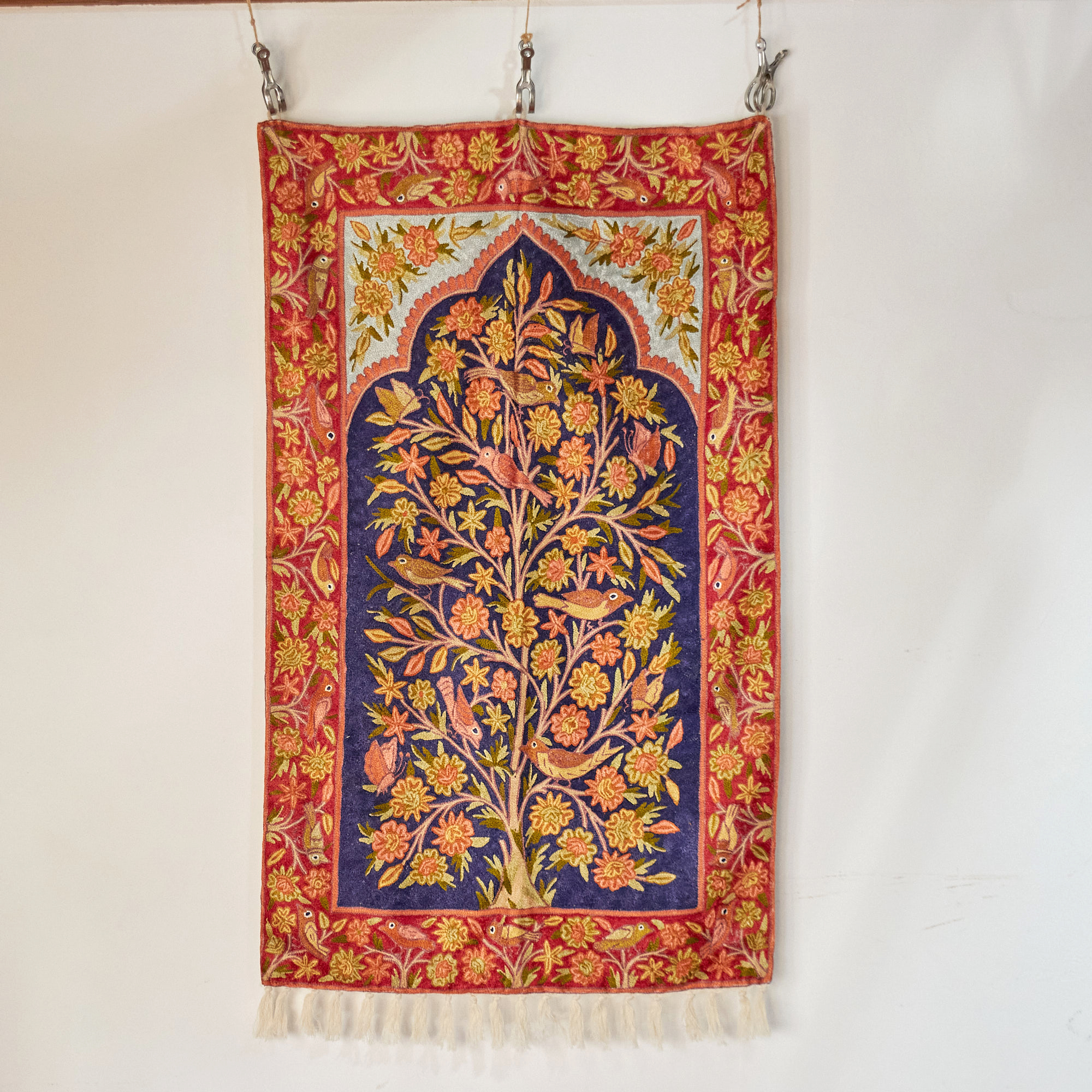 カシミール刺繍タペストリー　インド123×73cm 青いミフラープ　生命の木　アリ刺繍