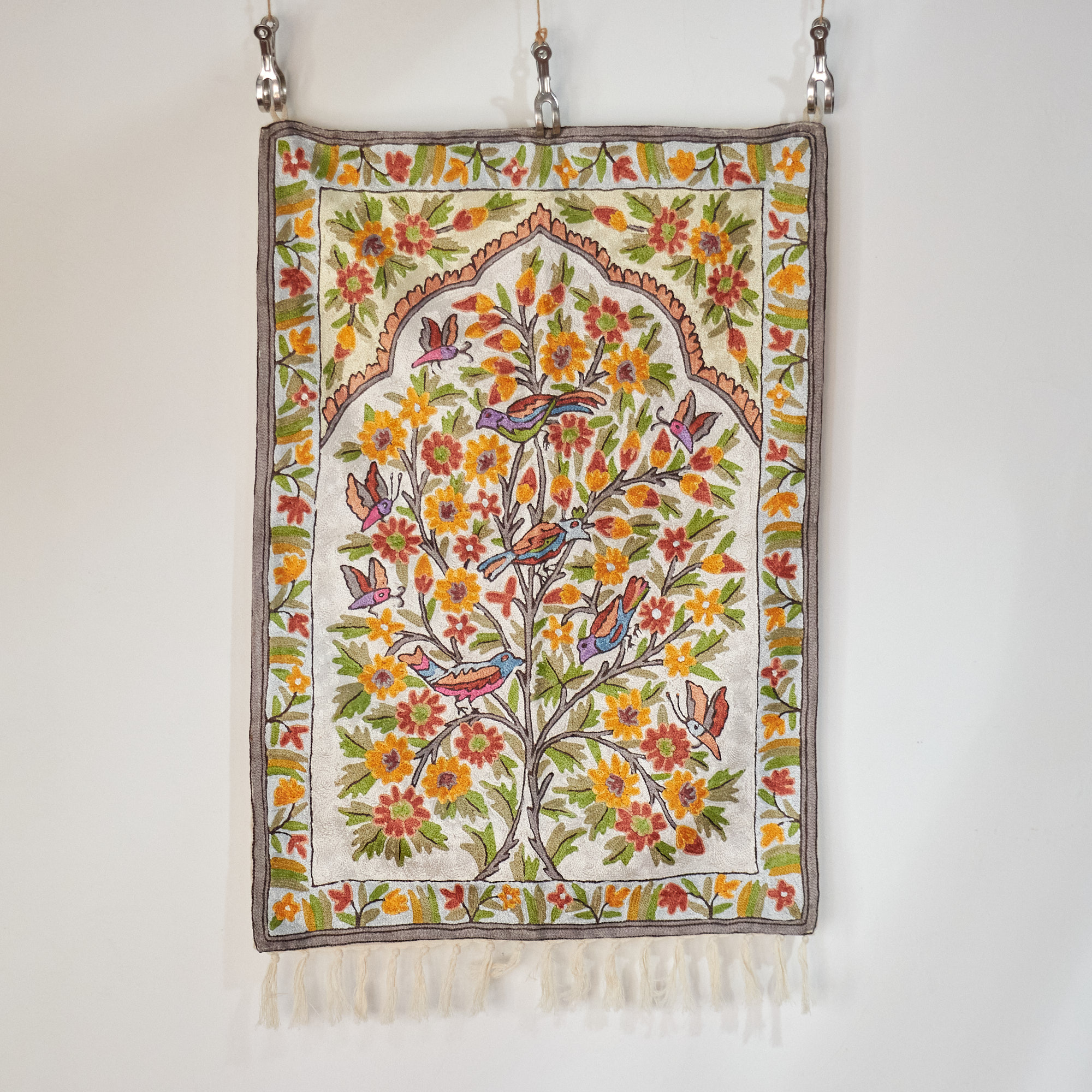 カシミール刺繍タペストリー　インド88×60cm 白いミフラープ　生命の木　アリ刺繍