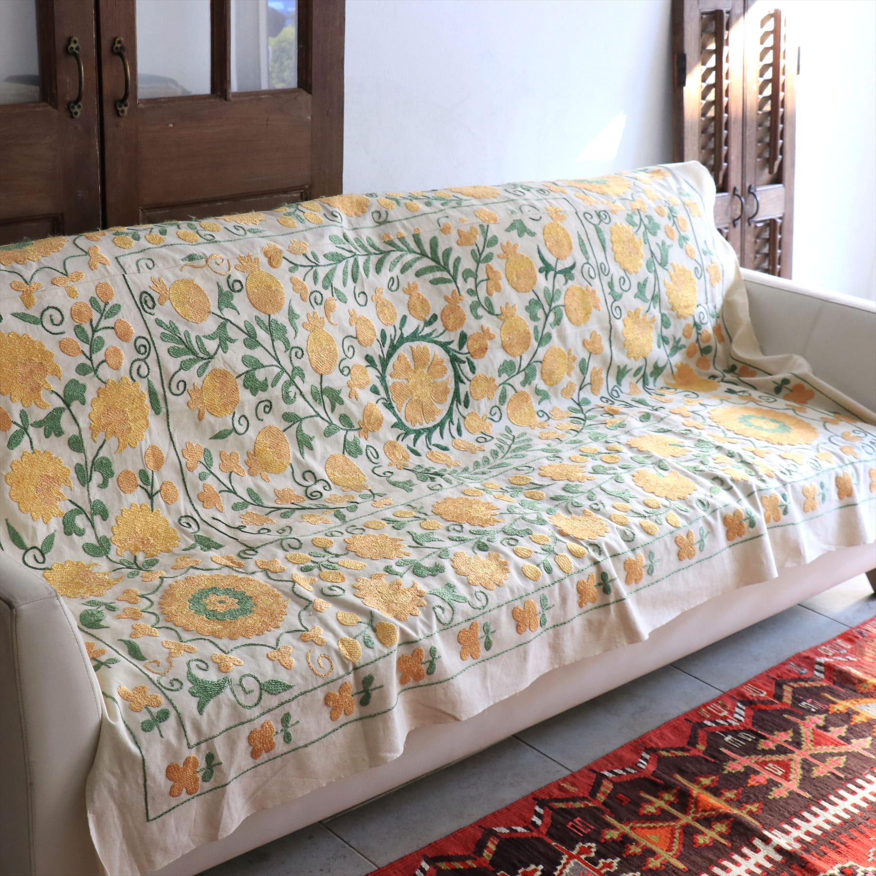 スザンニ刺繍布 ウズベキスタン190×142cm 大輪の花　イエロー　アンティークデザイン