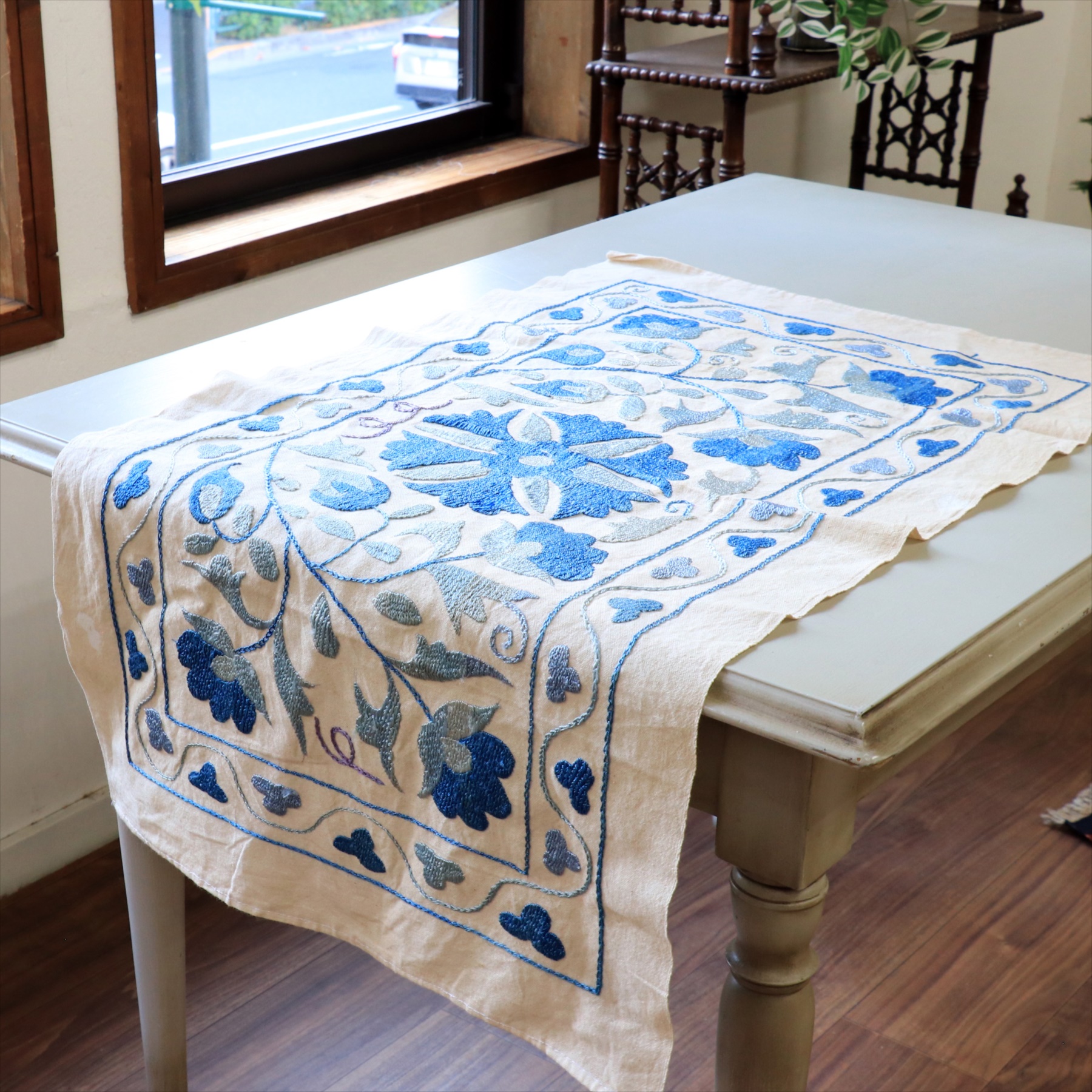 スザンニ刺繍布 ウズベキスタン87×50cm OUTLET シミあり　大輪の花　ブルー　テーブルセンター