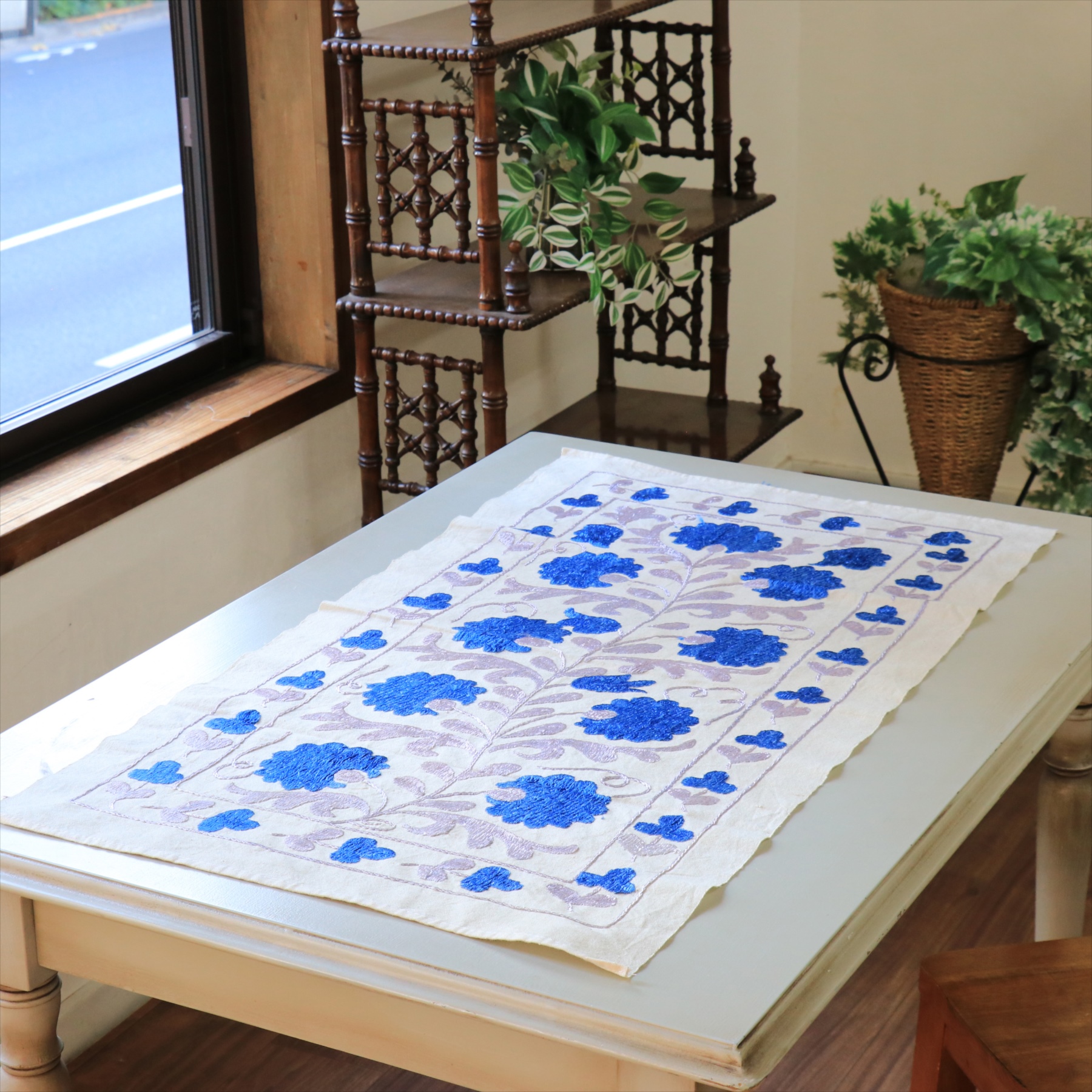 スザンニ刺繍布 ウズベキスタン87×50cm カーネーション　ブルー　テーブルセンター