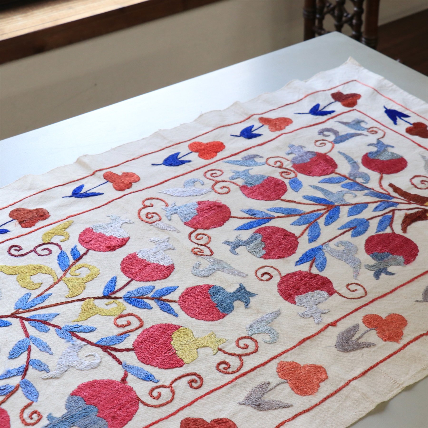 スザンニ刺繍布 ウズベキスタン86×50cm ザクロのブーケ　テーブルセンター