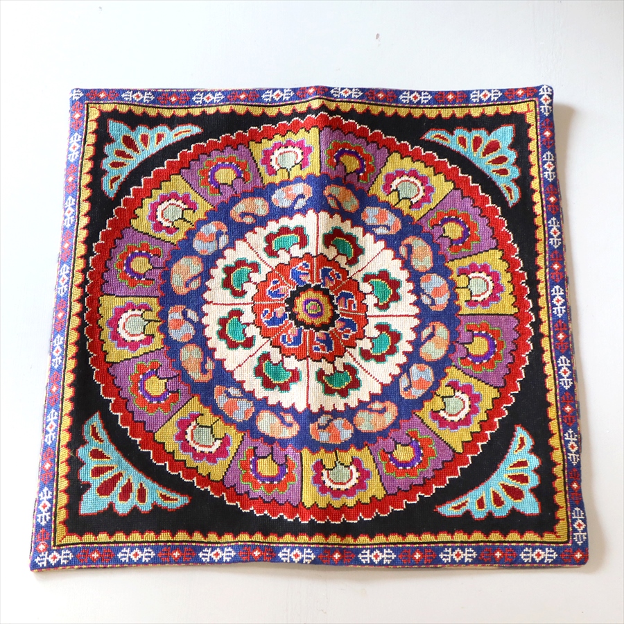 スザンニクッション 緻密な刺繍　シルク 43×43cm 大輪の花