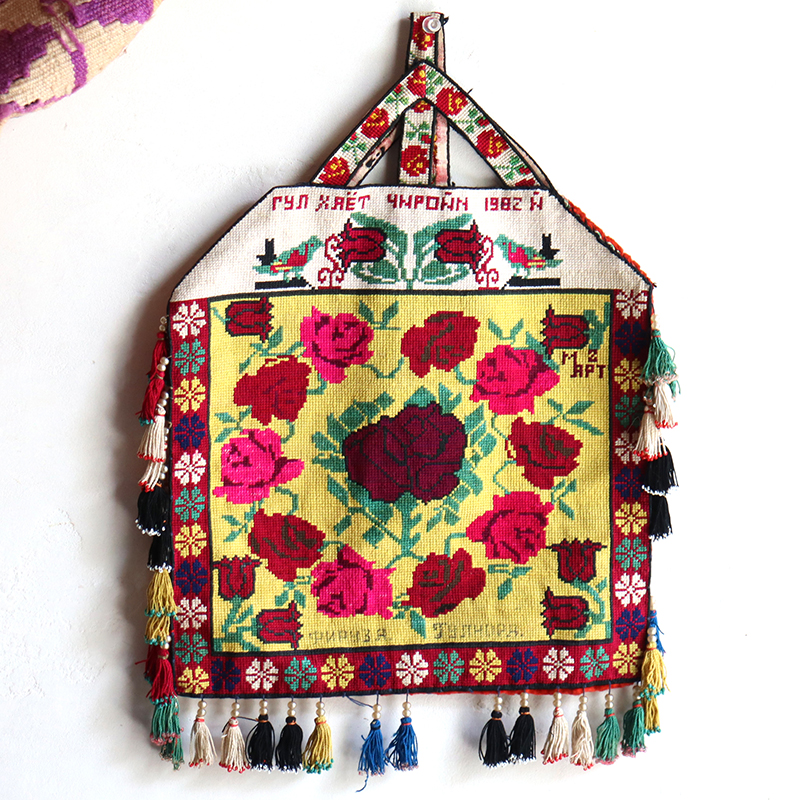 刺繍布の袋 タッセル飾り付き バラの花と二羽の鳥