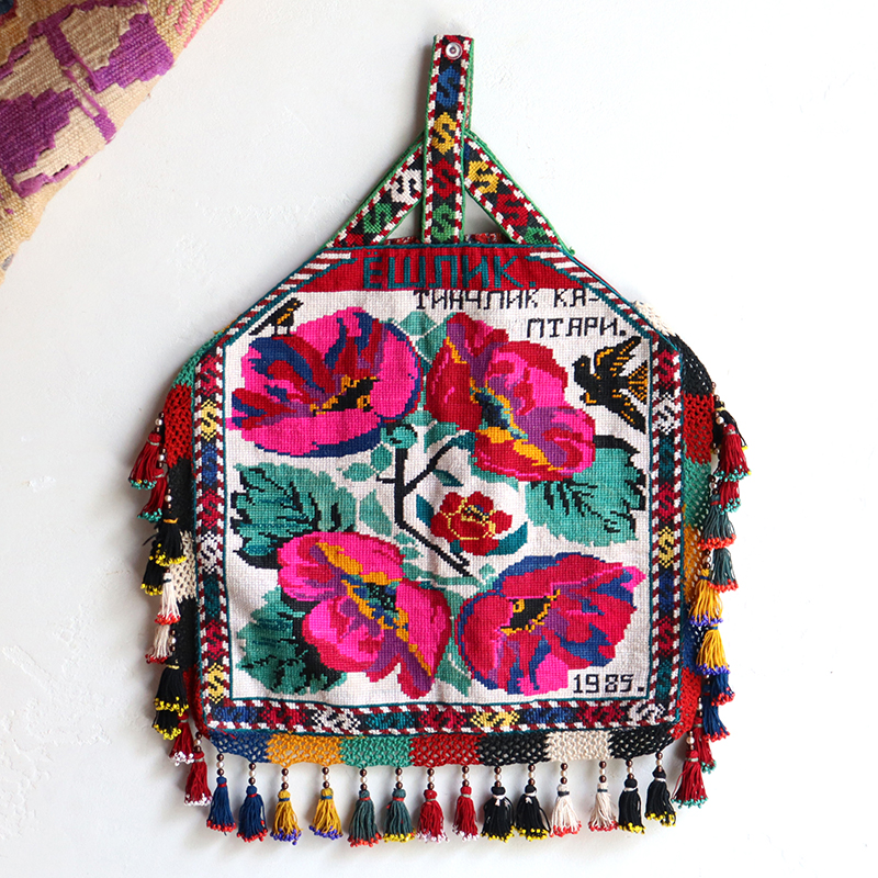 刺繍布の袋 タッセル飾り付き 大輪の花と黒い鳥
