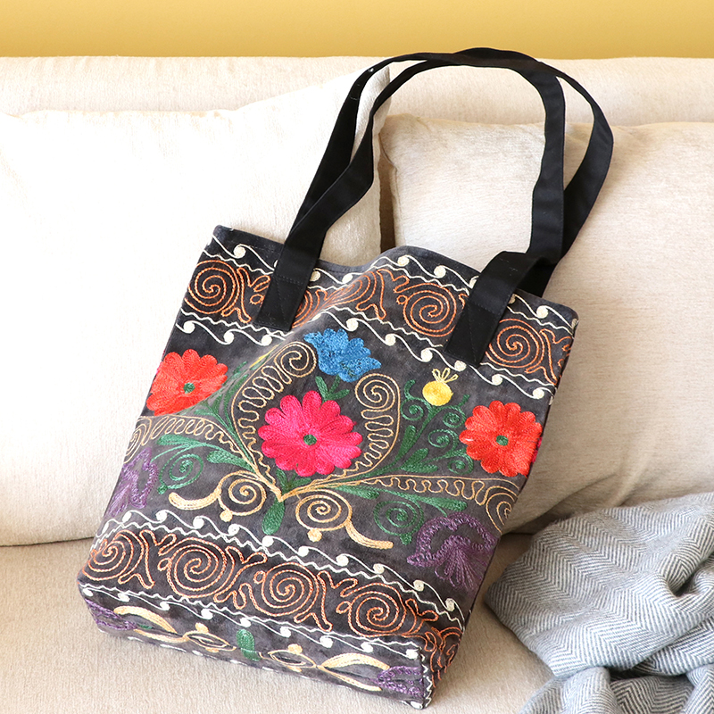スザンニ刺繍のバッグ/ベルベット・ブラック 花のモチーフ