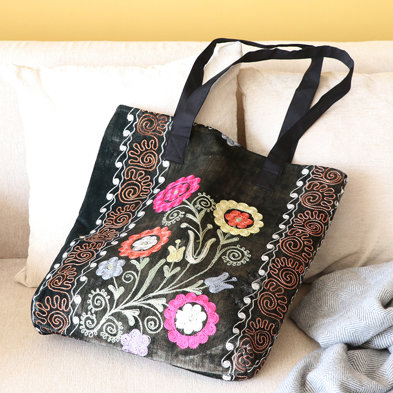 スザンニ刺繍のバッグ/ベルベット・ブラック 花のモチーフ
