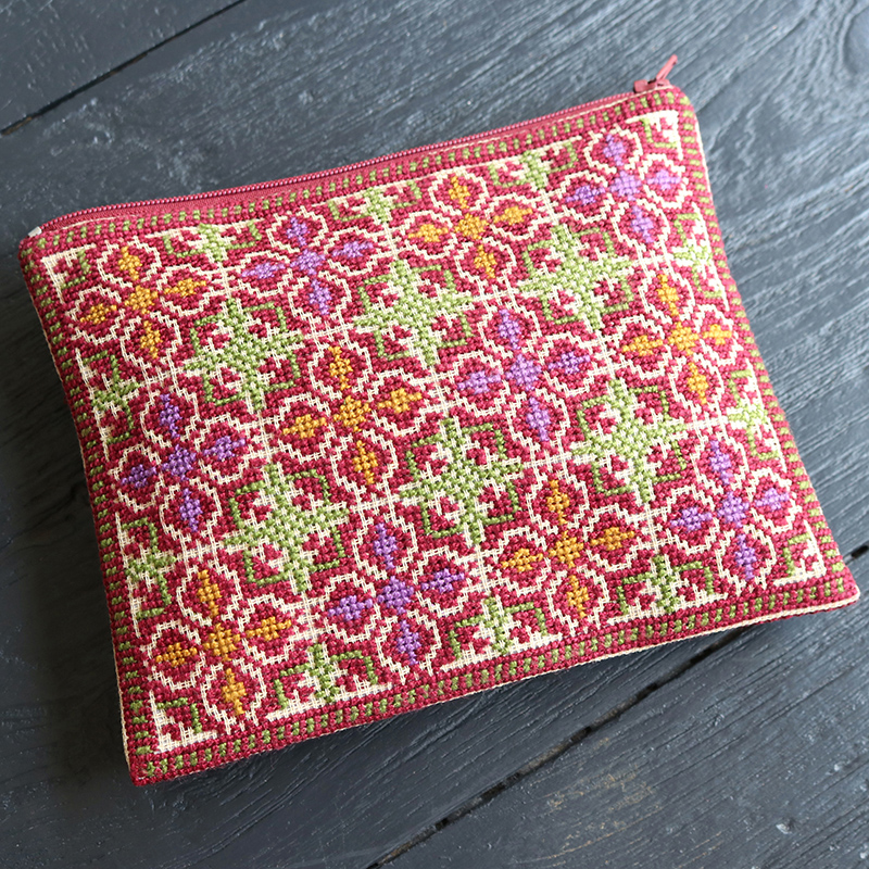 パレスチナ刺繍のコスメポーチ・小物入れ/緻密な刺繍　赤い花/両面刺繍