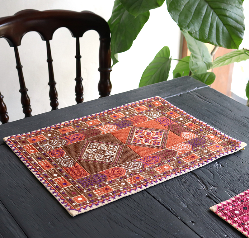 パレスチナ刺繍のテーブルセンタークロス/緻密な刺繍　オレンジ＆ブラウン/２つのメダリオン