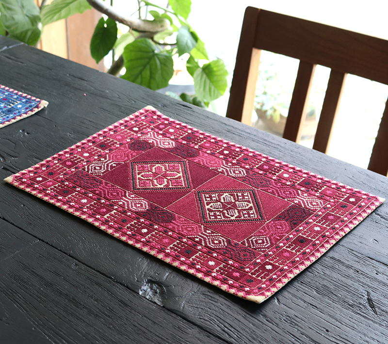 パレスチナ刺繍のテーブルセンタークロス/緻密な刺繍　ローズピンク＆ボルドー/２つのメダリオン