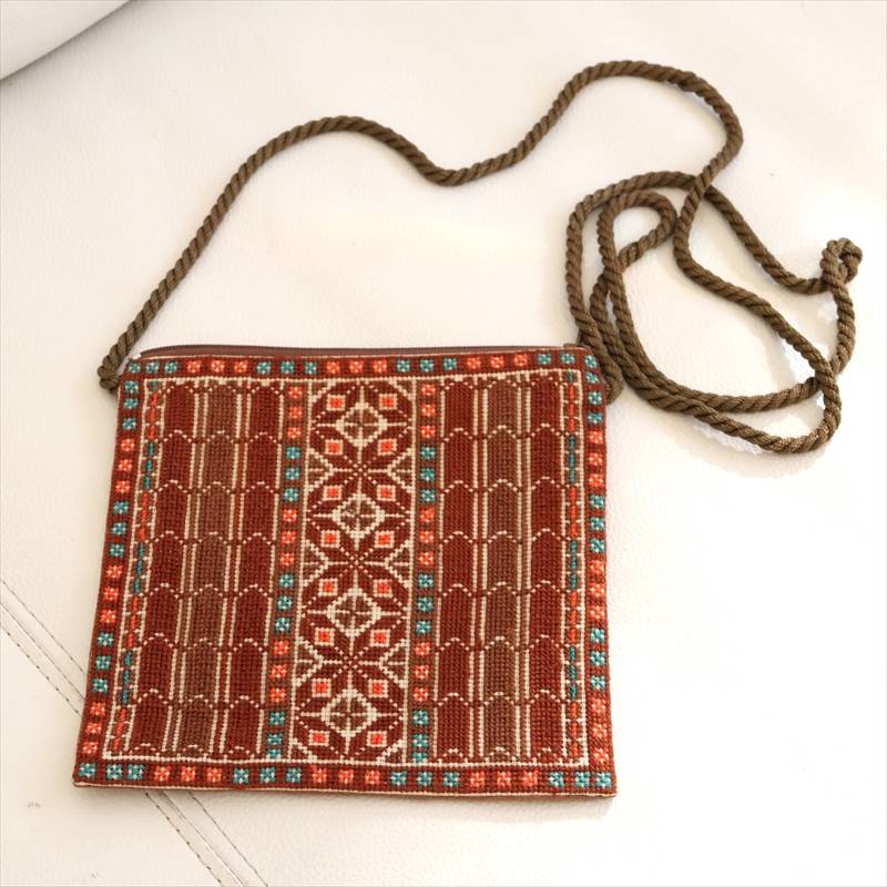 パレスチナ刺繍のポシェット/緻密な刺繍 ライトブラウン