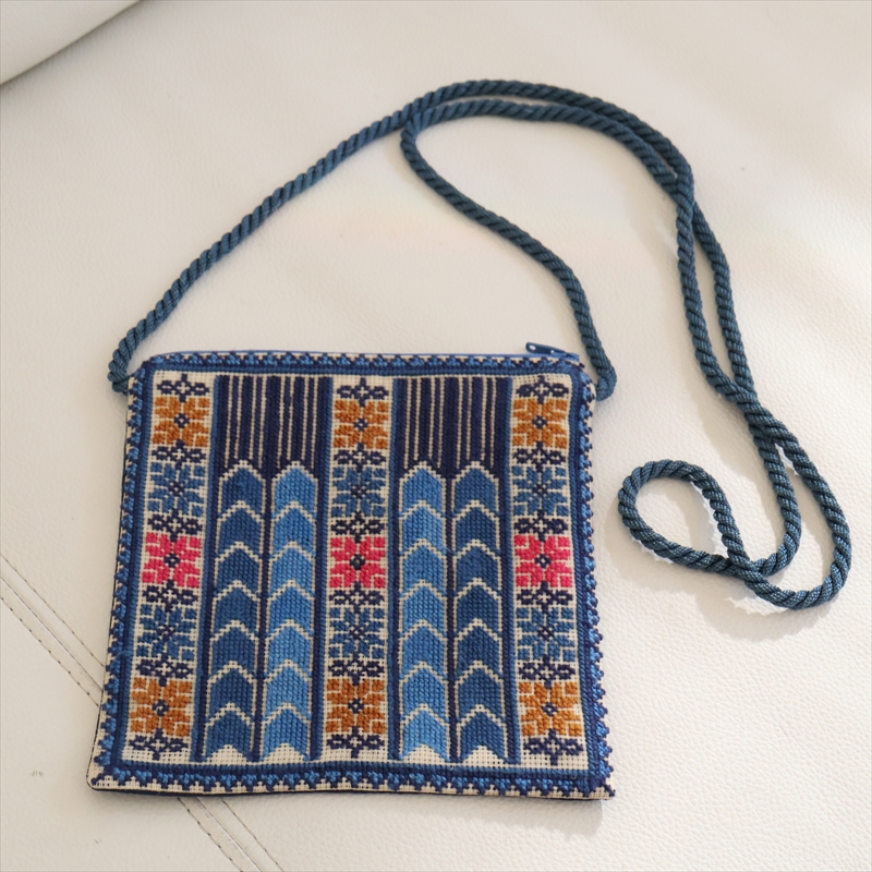 パレスチナ刺繍のポシェット/緻密な刺繍 ブルー