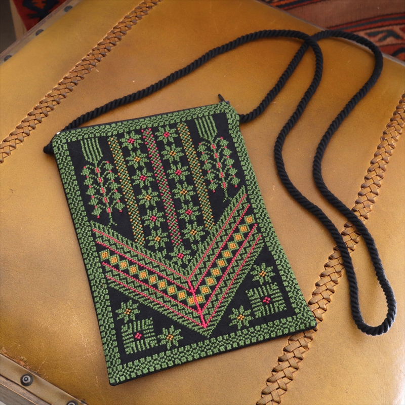 パレスチナ刺繍のポシェット/緻密な刺繍 グリーン/ブラック